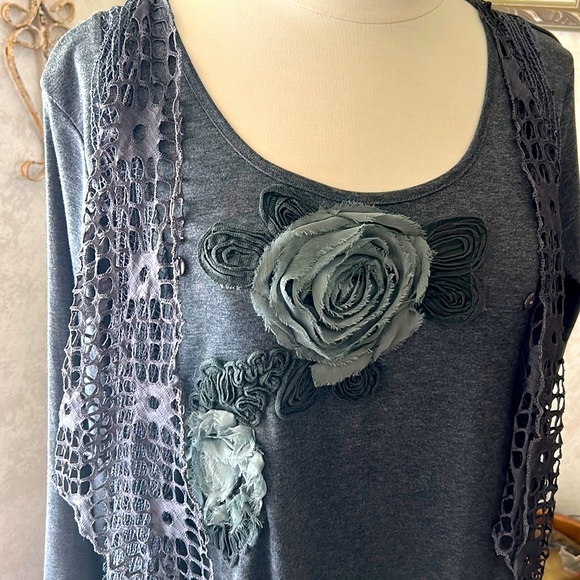 PRETTY ANGEL TOP with Quilled Roses🌹& Fabric Overlay - Picture 2 of 12